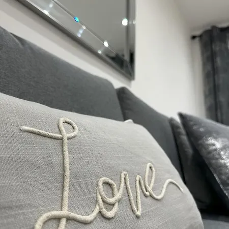 Stylish Retreat With Views & Court Yard