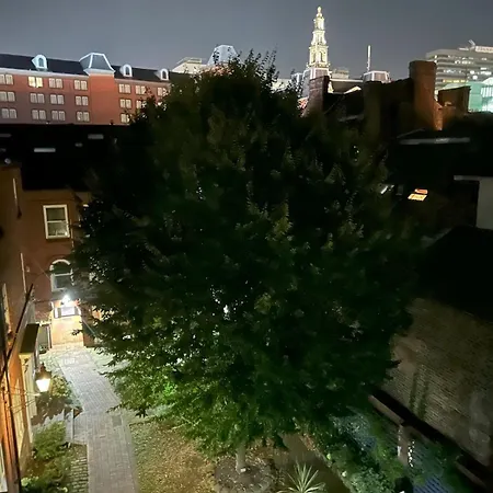 Stylish Retreat With Views & Court Yard Lägenhet *