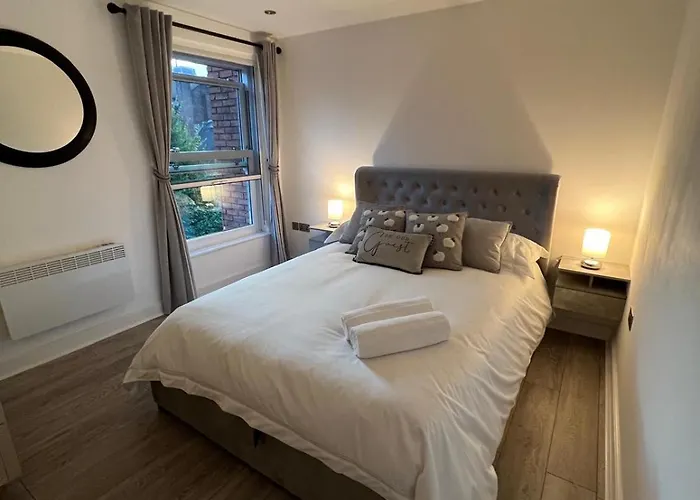 Stylish Retreat With Views & Court Yard