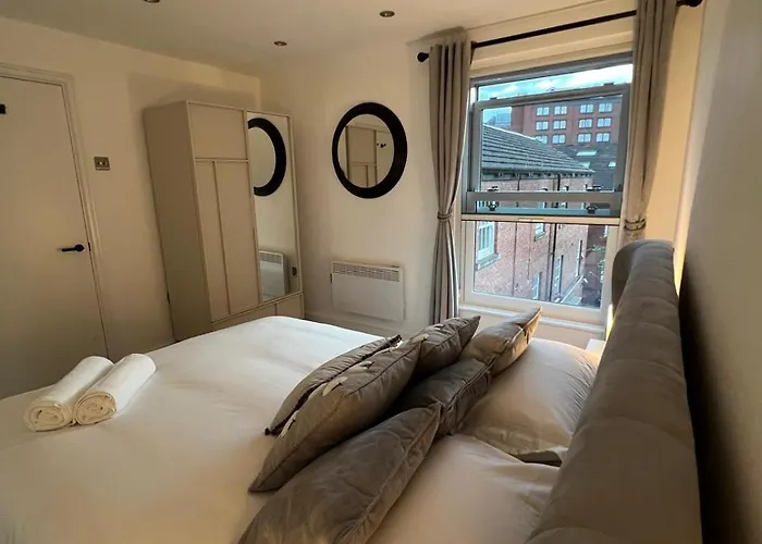 Stylish Retreat With Views & Court Yard * Leeds (West Yorkshire)