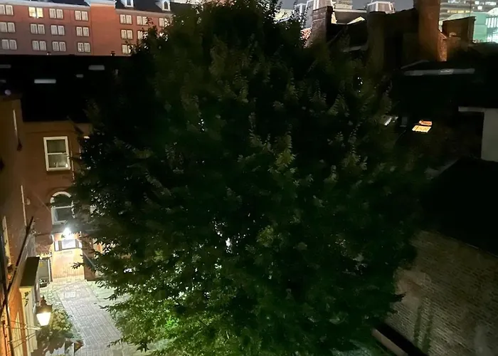 Stylish Retreat With Views & Court Yard Lägenhet *