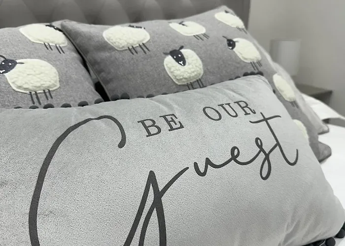 Stylish Retreat With Views & Court Yard *