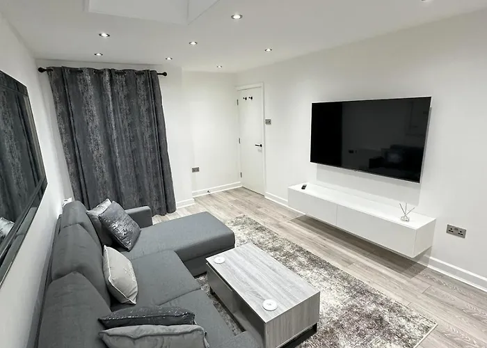 Stylish Retreat With Views & Court Yard * Leeds (West Yorkshire)