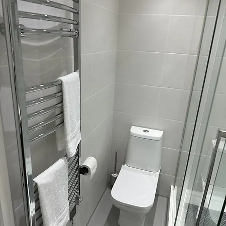 Stylish Retreat With Views & Court Yard Leeds (West Yorkshire)