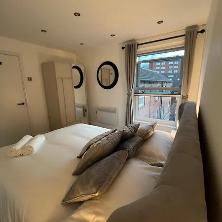 Stylish Retreat With Views & Court Yard * Leeds