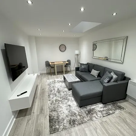 Stylish Retreat With Views & Court Yard Apartman *