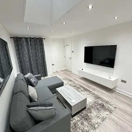 Stylish Retreat With Views & Court Yard * Leeds