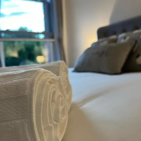 Stylish Retreat With Views & Court Yard