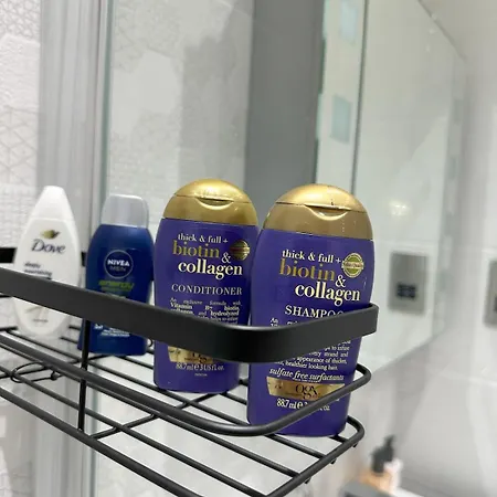 Stylish Retreat With Views & Court Yard Apartament