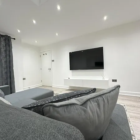 Stylish Retreat With Views & Court Yard Apartman *