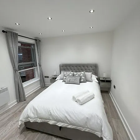 Stylish Retreat With Views & Court Yard Leeds (West Yorkshire)