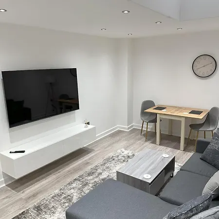 Apartman Stylish Retreat With Views & Court Yard