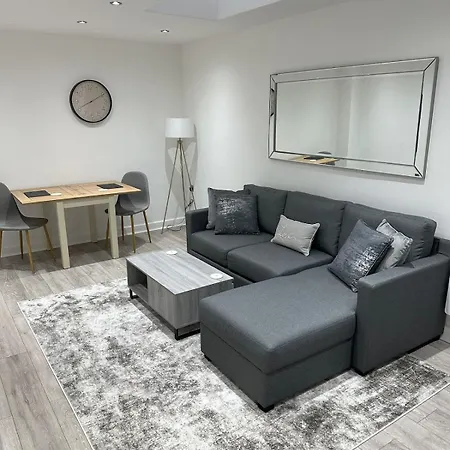Apartman Stylish Retreat With Views & Court Yard *