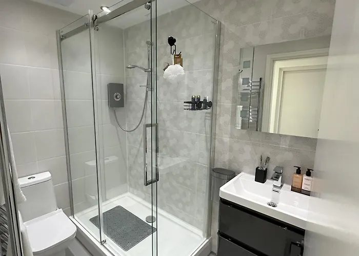 Apartment Stylish Retreat With Views & Court Yard