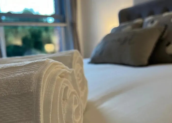 Stylish Retreat With Views & Court Yard