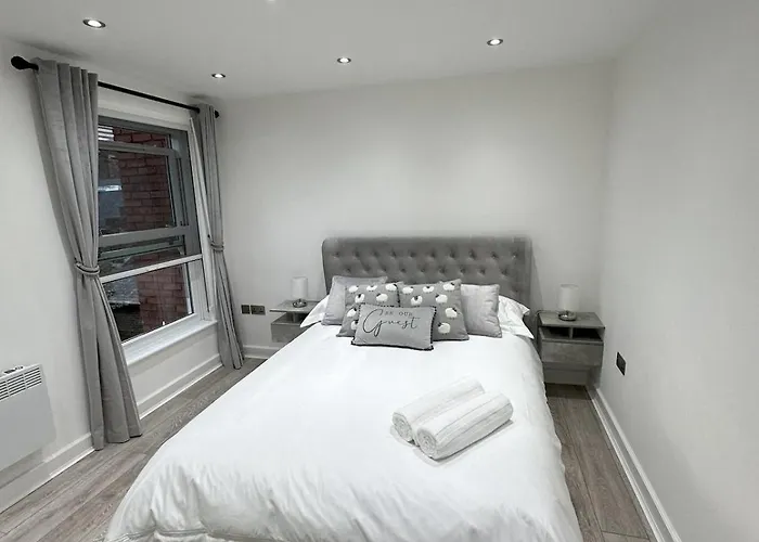 Stylish Retreat With Views & Court Yard Leeds (West Yorkshire)