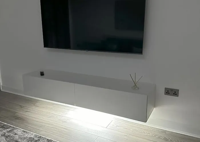 Stylish Retreat With Views & Court Yard * Leeds (West Yorkshire)