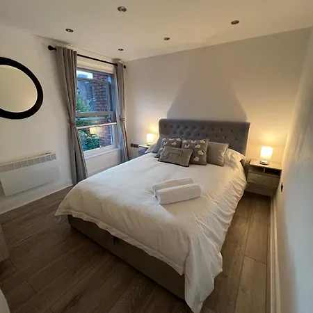 Stylish Retreat With Views & Court Yard