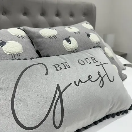 Stylish Retreat With Views & Court Yard *