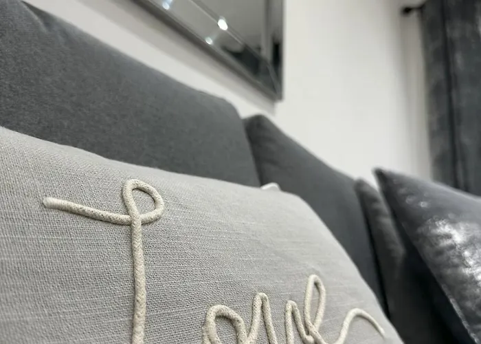 Stylish Retreat With Views & Court Yard