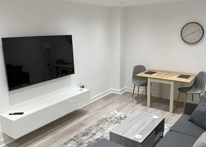 Appartement Stylish Retreat With Views & Court Yard