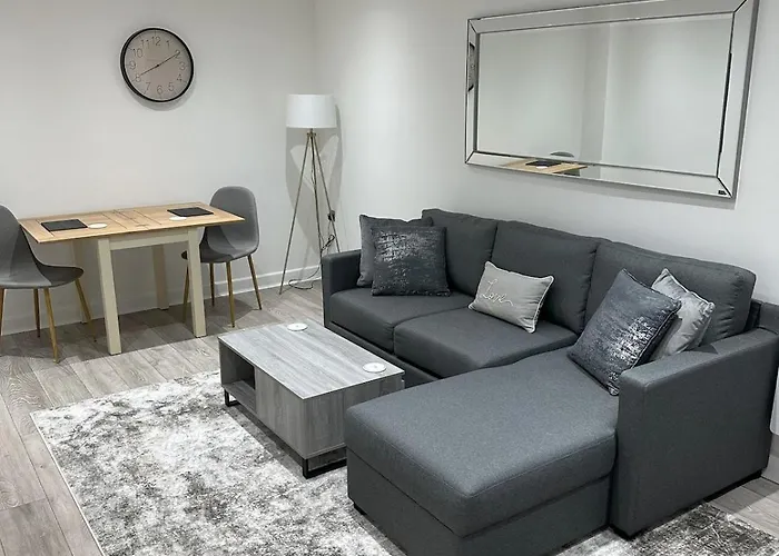 Appartement Stylish Retreat With Views & Court Yard *